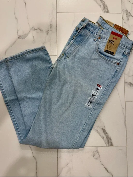 Levi's 501 Original Straight Leg Jeans in Light Blue Wash - Picture 1 of 4